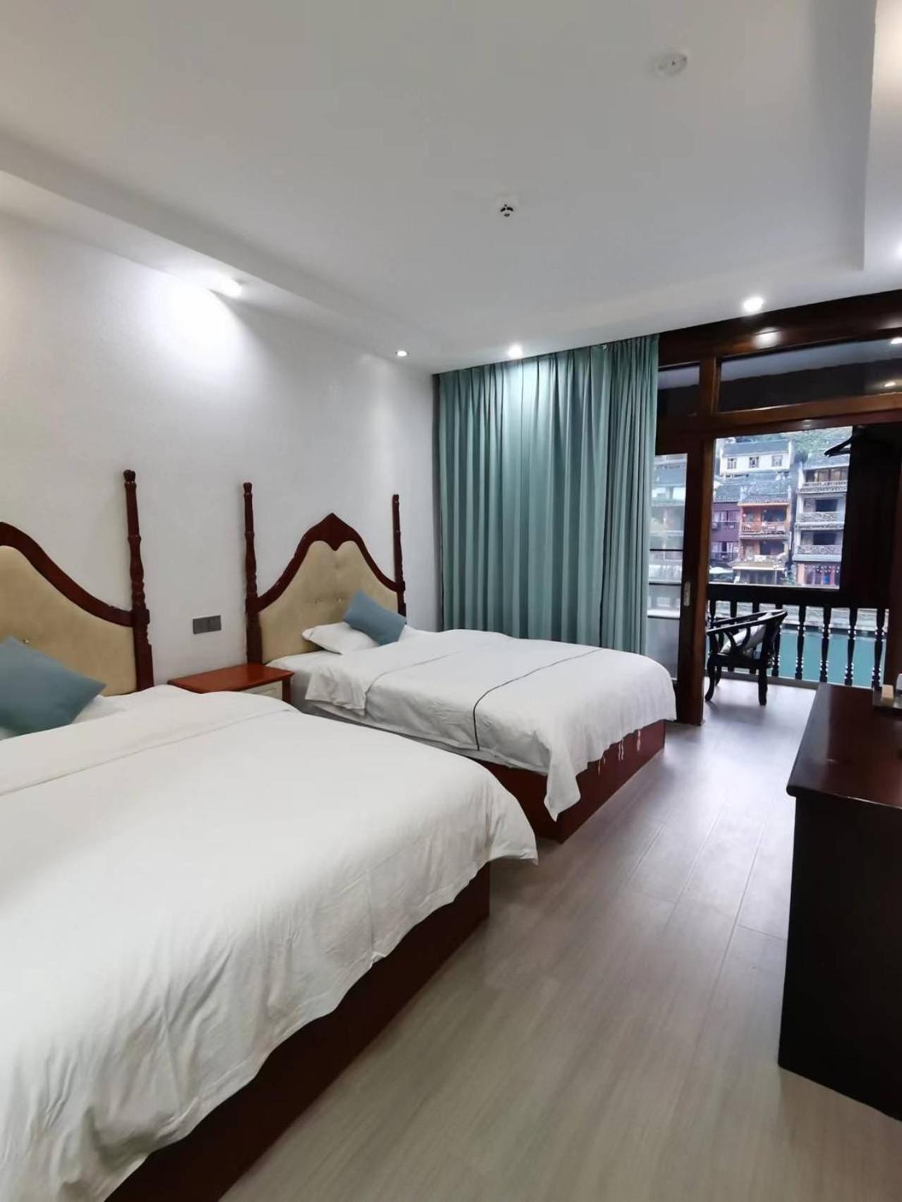 Fenghuang Ancient Town Lazy Cat Riverside Inn المظهر الخارجي الصورة