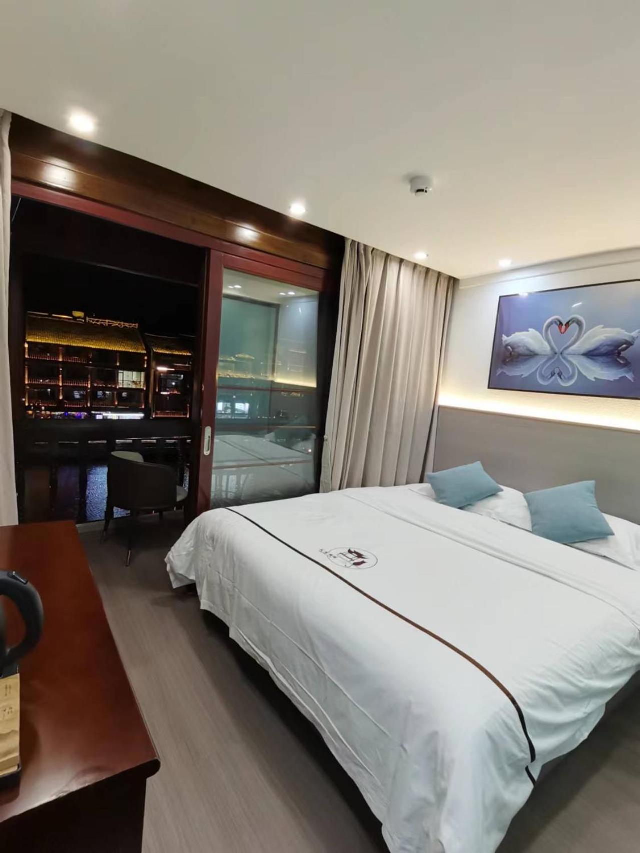 Fenghuang Ancient Town Lazy Cat Riverside Inn المظهر الخارجي الصورة