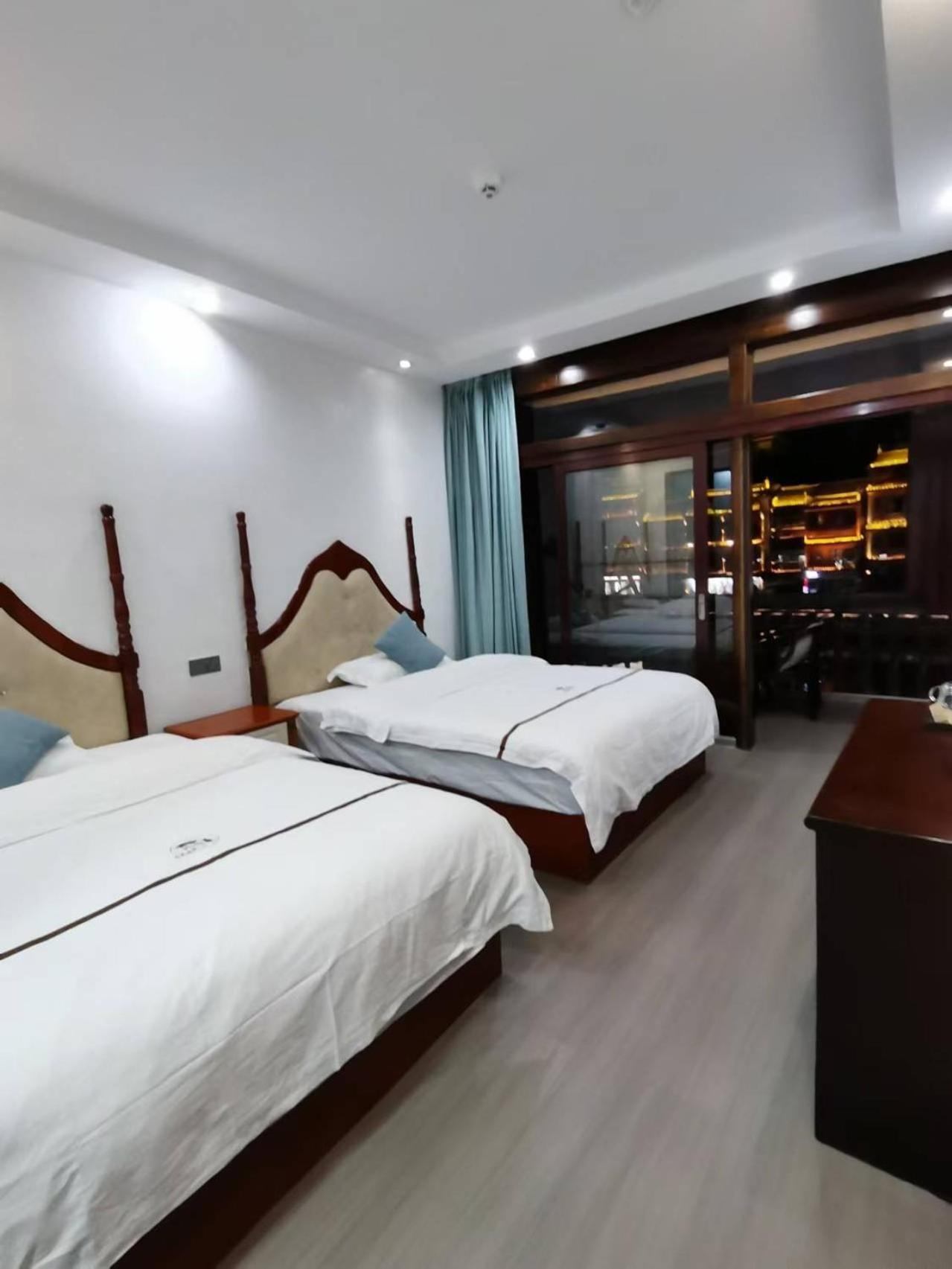 Fenghuang Ancient Town Lazy Cat Riverside Inn المظهر الخارجي الصورة